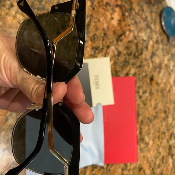 Authentic Fendi sunglasses - Picture 2 of 3